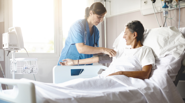 Pflegekraft, die einem Betroffenen im Krankenhaus hilft