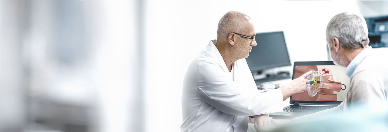 Arzt und Patient besprechen die PFA-Behandlung